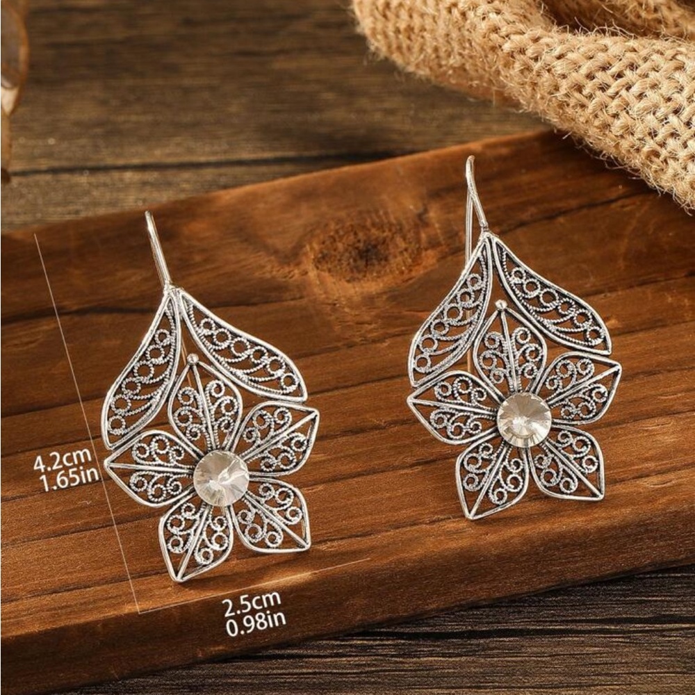 Elegant Silver Filigree Earrings - Picture 3 of 3